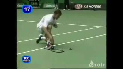 Невероятно! Повреме на тенис мач топката удря птица! - смях 