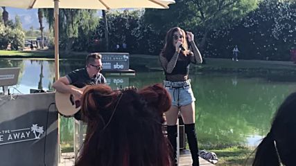 Hailee Steinfeld Covers Ed Sheerans Shape Of You at Coachella 2017 Live