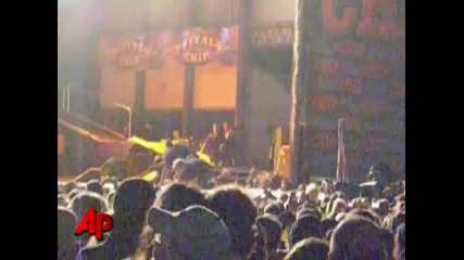 Aerosmith : Стивън Тайлър се пребива на сцената