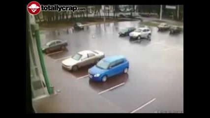 Жена шофьор - това не беше задна ! Смях ! 