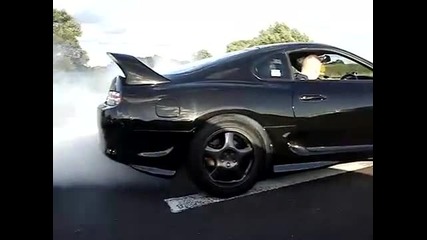 Много яка Toyota Supra върти гуми