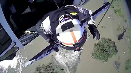 ДРАМАТИЧНИ КАДРИ: Спасиха човек от придошла река в Калифорния с хеликоптер (ВИДЕО)