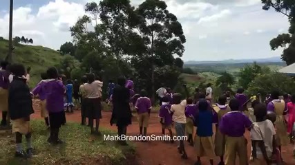 Африкански Деца За Първи Път Виждат Дрон