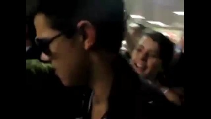 Kristen e Taylor chegam ao Brasil