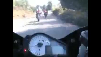 Луд грък моторист с приятели - s 120km/h na zavoi pipa rakata na asfalta 