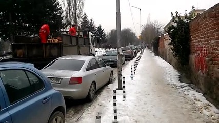 Роми опесъчават тротоари... коли и хора