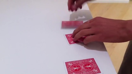 Лиор Сушард показва трик с карти
