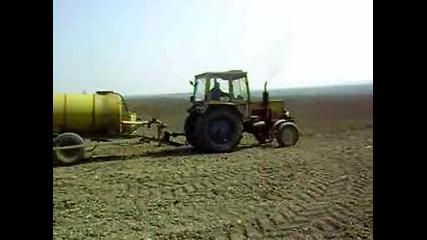 Трактор Болгар Тк - 80 пръска против плевели