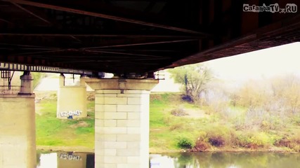 Изрод тренира висейки под моста!