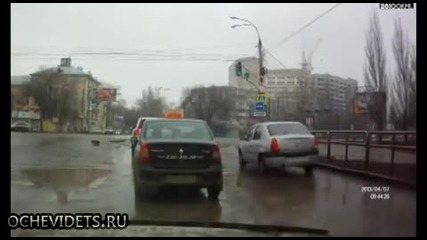 Автомобилна гума отвя пешеходец в Русия