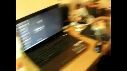 Ето какво става като снимате лаптопа си с фотоапарат