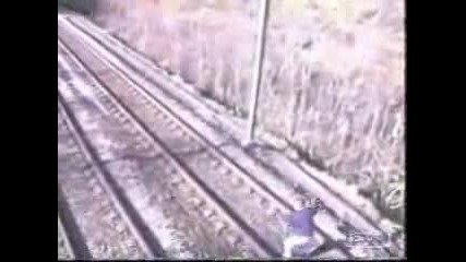 Откачалник излиза пред влак стрела секунди преди да мине