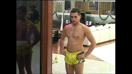 Big Brother /2012/ - Лестер скача в басейна в стил "нинджа"