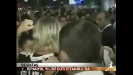 Стотици фенове на Бешикташ посрещнаха Гути в Истанбул 