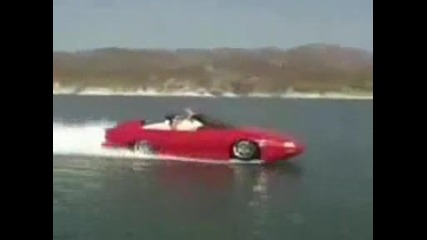 Кола Се Движи По Вода