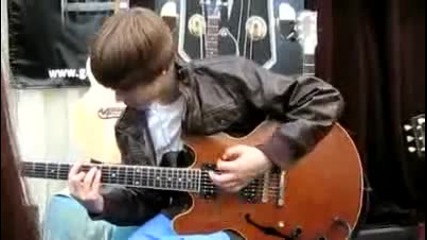 Justin Bieber свири на китара 
