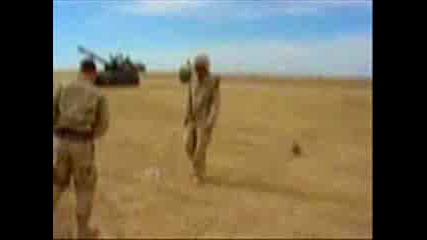 Aмерикански войници в Ирак - шега на приятел. (смях)