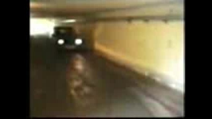 Кола влиза в подземен тунел!!!Голяма простотия!!!