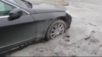Mercedes заседнал в бетон