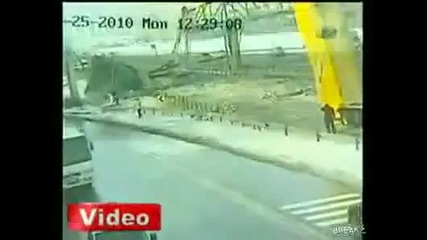 Камион събаря мост !!! 