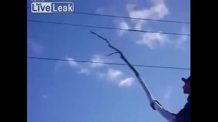 Не пипай жиците, че с тока играчка не бива :d