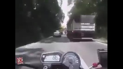 Опасно и рисковано каране на моторист