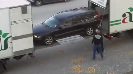 Необичаен начин за товарене на кола в камион!