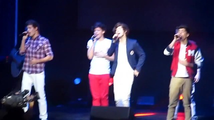 One Direction - изпълняват Moments на концерт в Uncasville, Кънектикът 22.05.2012