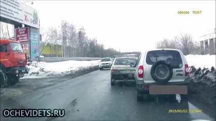 Ето как руски шофьор покани колегата си най-после да потегли