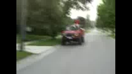 Луд Се Блъска В Стълб