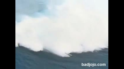 Сърфиране по една от най-големите вълни виждани някога