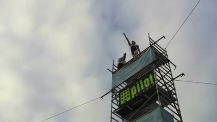 Луд скача в малък басейн !!!