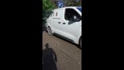 Общински автомобили преминават по пешеходна алея в Добрич
