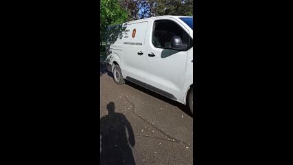 Общински автомобили преминават по пешеходна алея в Добрич