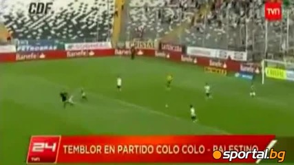 Футболисти в Чили играят при силно земетресение