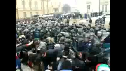 Потресаващи кадри от сблъсъците пред Народното събрание 14.01.09