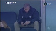 Роман Абрамович зает с телефона си
