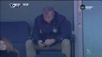 Роман Абрамович зает с телефона си