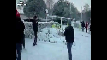 Маняци направиха колата на полицай цялата бяла със снежни топки 