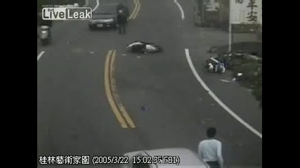Два скутера се гонят и се размазват в кола