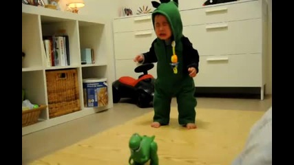 Хлапе се плаши от динозавърче 