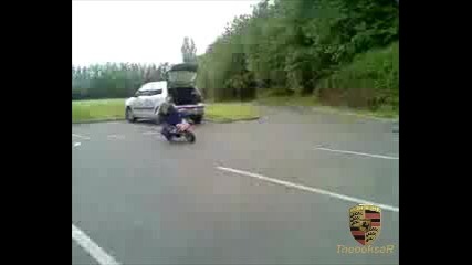 Голям човек на малък мотор - яко