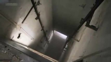 Ей такъв асансьорен техник не си хващайте