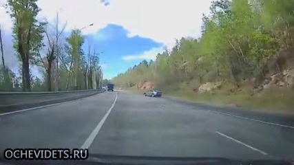 Руски автоджигит си причинява адски сблъсък в камион!