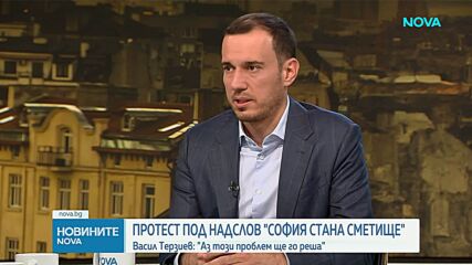 "София стана сметище": Граждани изхвърлиха чували с боклук със снимки на кмета пред Столичната община