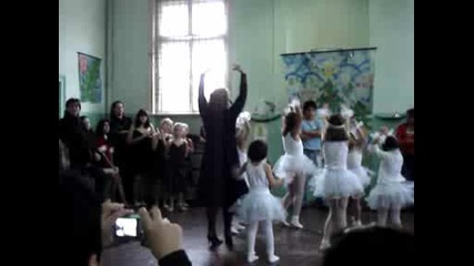Това Е В Училището Където Момичетата Танцуват