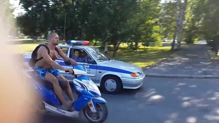Моторист бяга от полицията в Русия