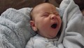 Бебе се събужда с всички познати му емоции