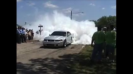 Ford Mustang Пали гуми Яко !!! 