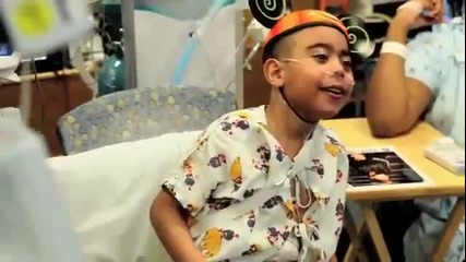 Джъстин пее на децата в болницата